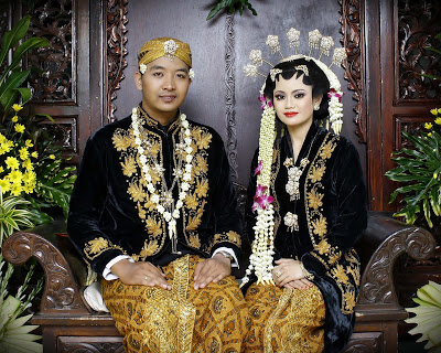 Pernikahan adat Jawa (Sumber: ayeey.com)
